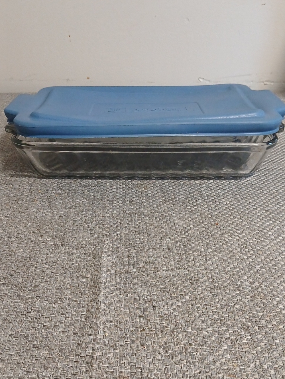 Glass Food Storage Dish with Blue Silicone Lid. 9.5x13.5 3lt